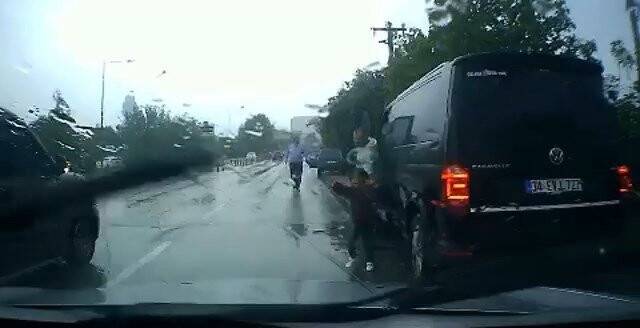 Aracın açılan kapısından düşen çocuk ölümden döndü