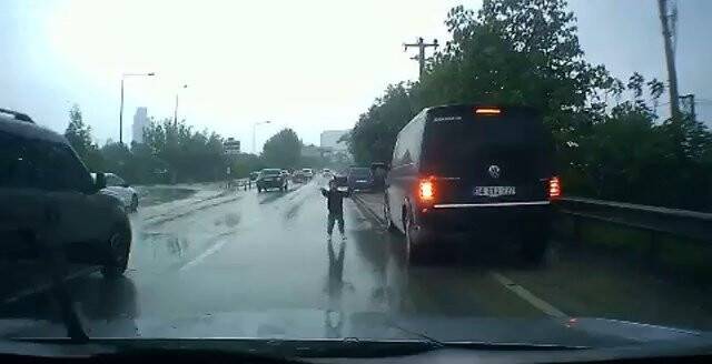 Aracın açılan kapısından düşen çocuk ölümden döndü