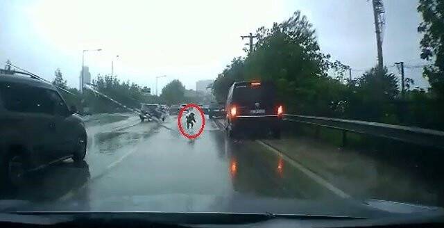 Aracın açılan kapısından düşen çocuk ölümden döndü