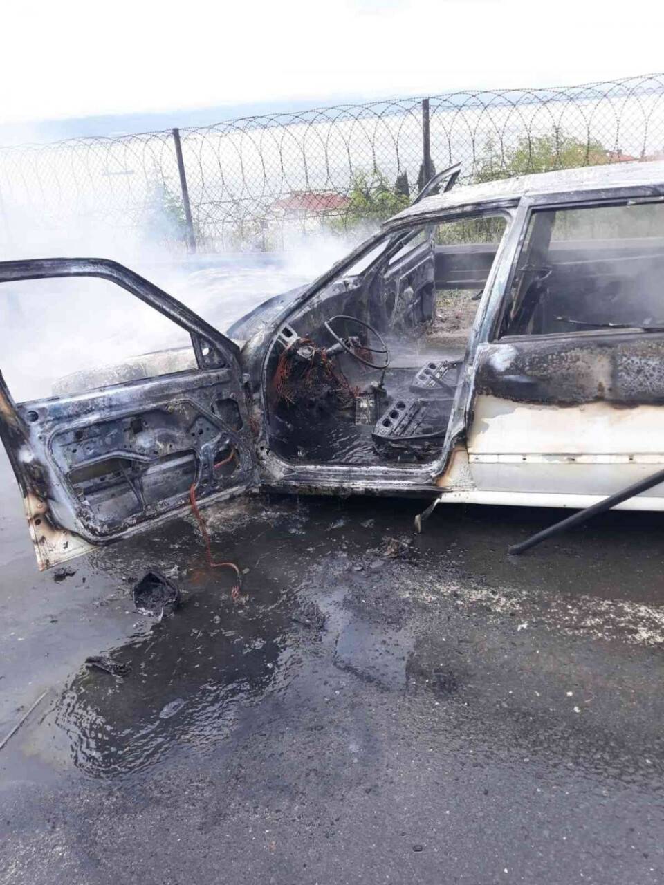 Kanser hastası eşini hastaneye götürüyordu, aracı alev topuna döndü