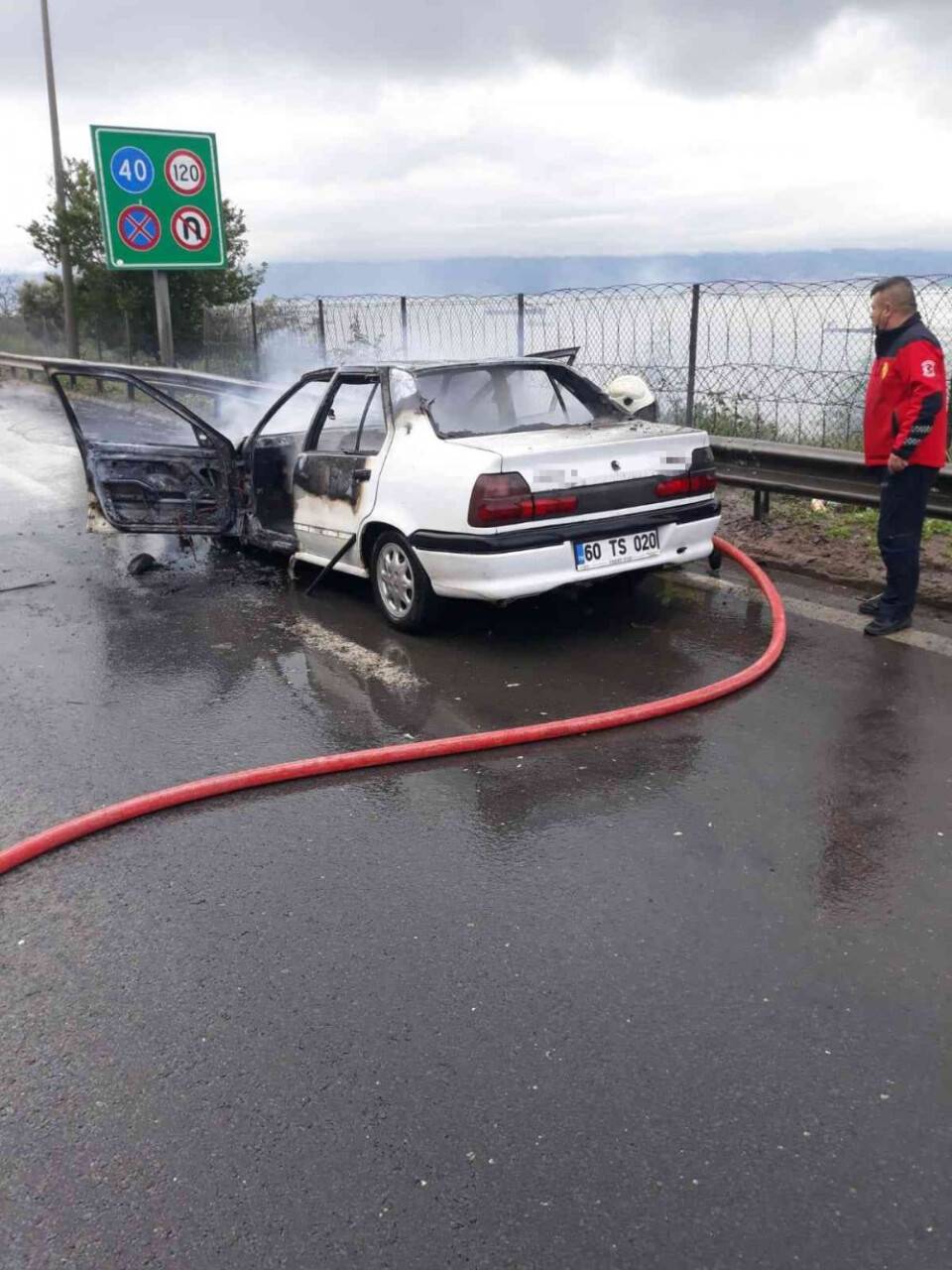 Kanser hastası eşini hastaneye götürüyordu, aracı alev topuna döndü