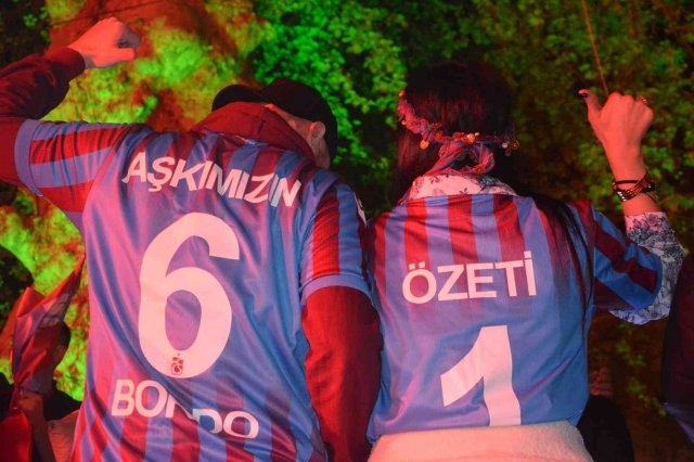 Ünye’de Trabzonspor taraftarları şampiyonluğu kutladı