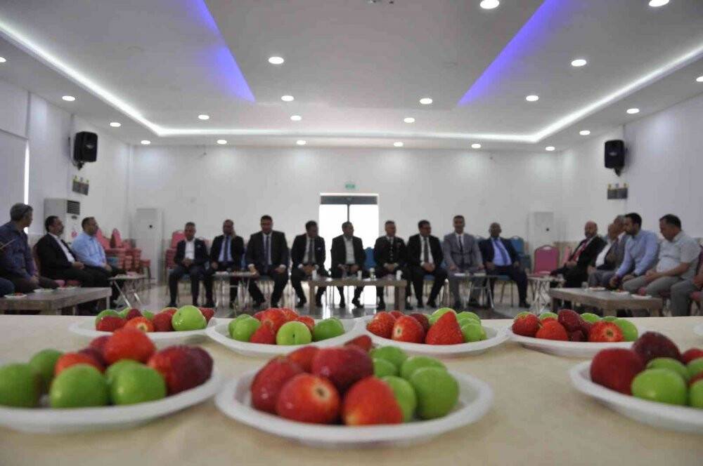 Silifke’de bayramlaşmada şeker yerine çilek ve erik ikram edildi