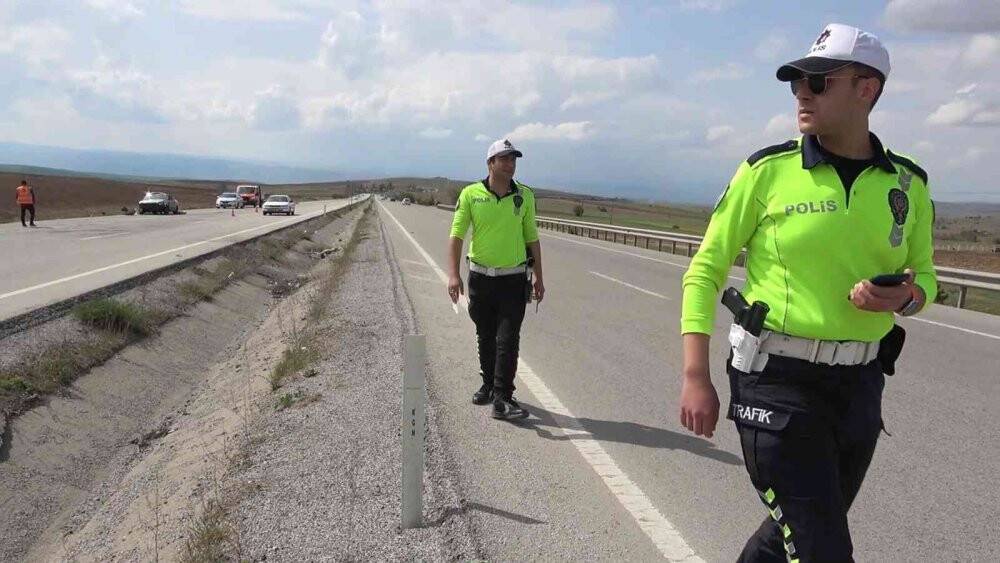 Takla atan otomobil hurdaya döndü
