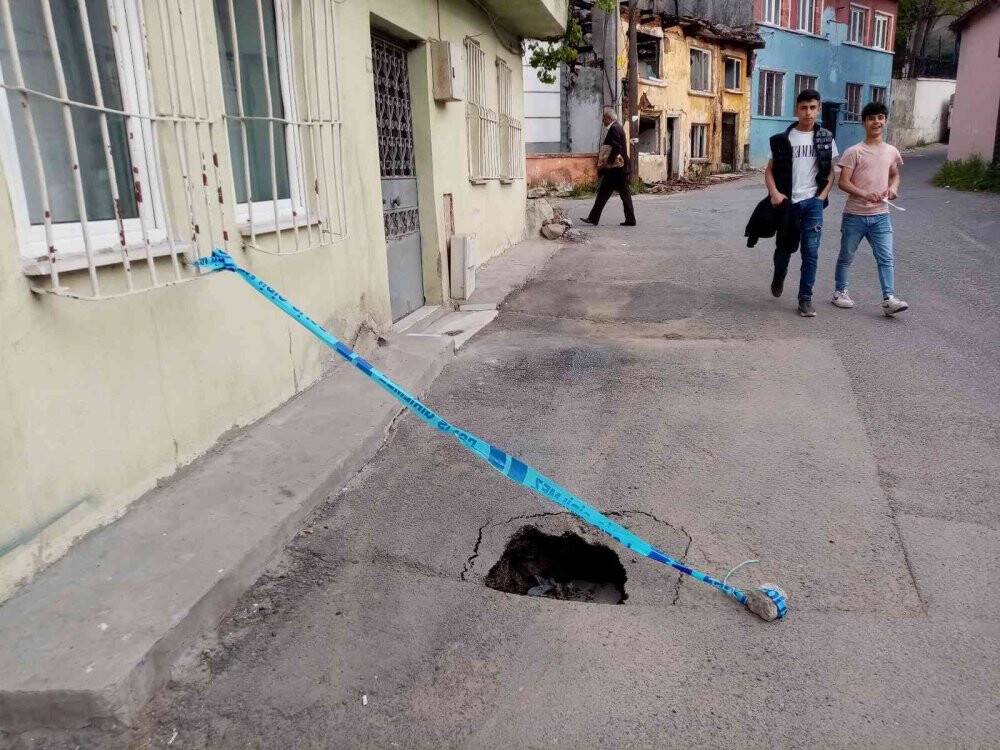 3 ayrı noktadaki yol çökmesi tedirgin ediyor