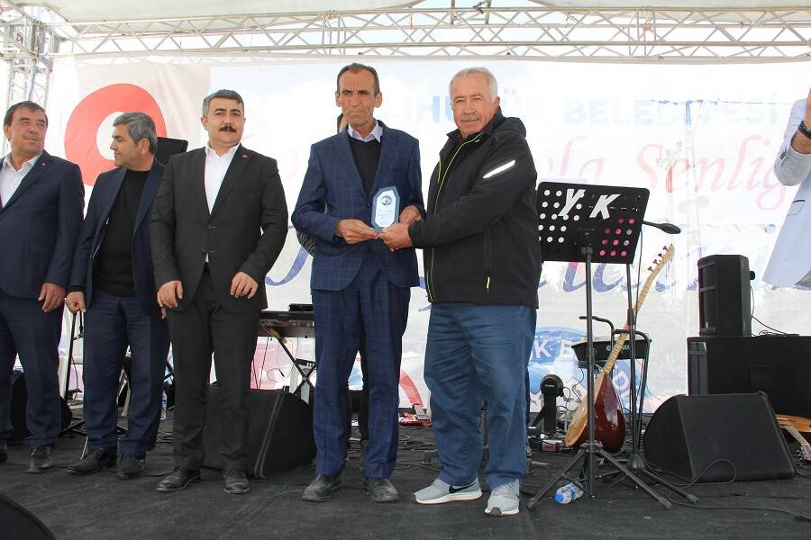 aa-20220504-27767754-27767744-yalihuyuk-geleneksel-yayla-senligi-coskulu-gecti.jpg