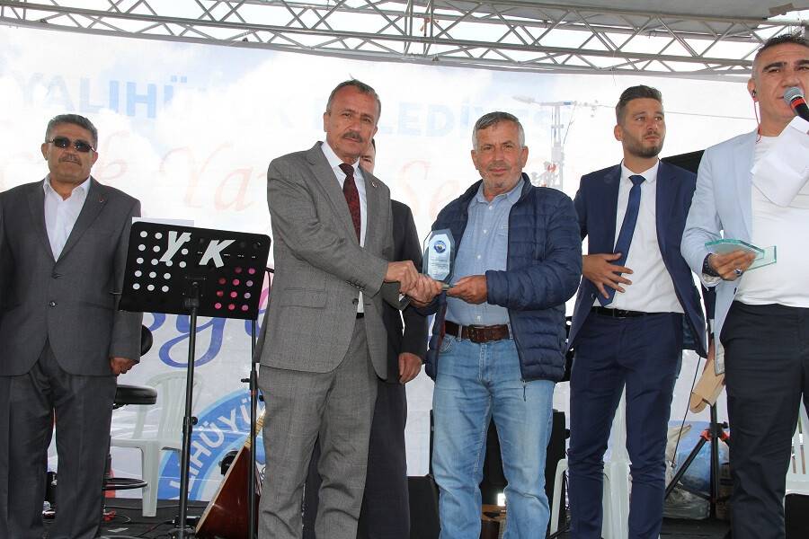aa-20220504-27767754-27767745-yalihuyuk-geleneksel-yayla-senligi-coskulu-gecti.jpg