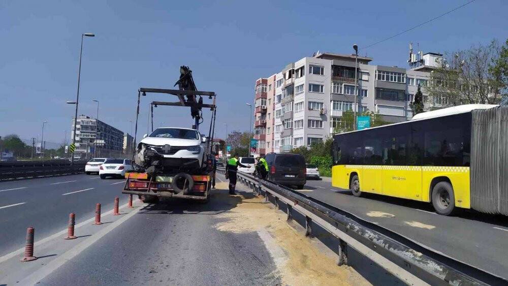 E-5’te korkutan kazada araç bariyerlere çıktı