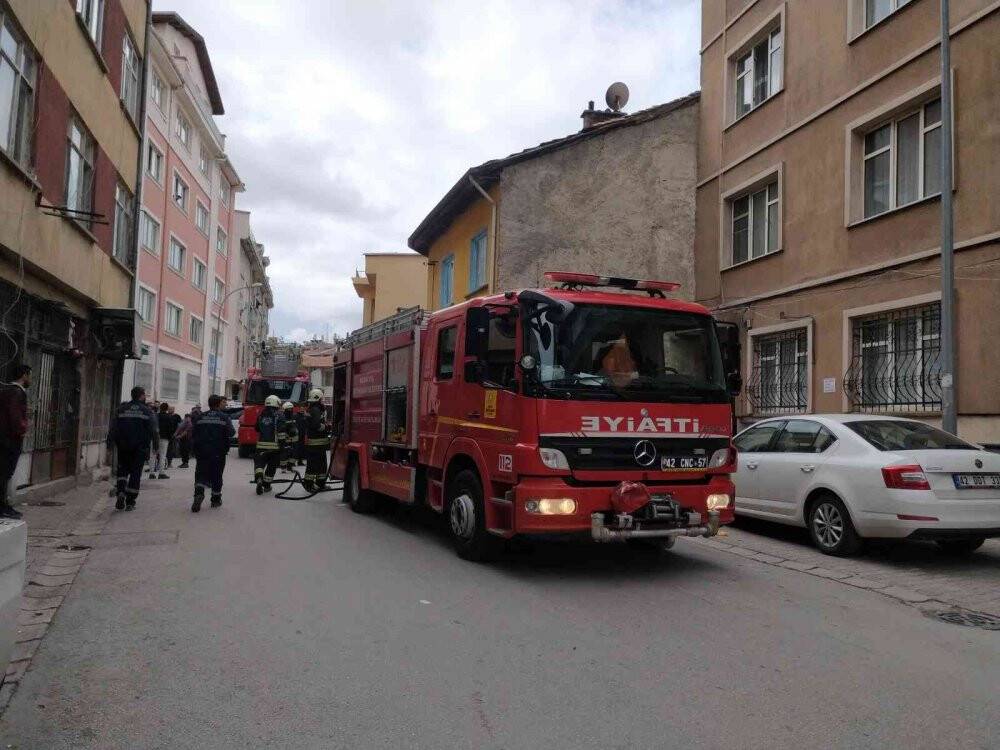 Evde yangın çıktı, 1 kişi dumandan etkilendi