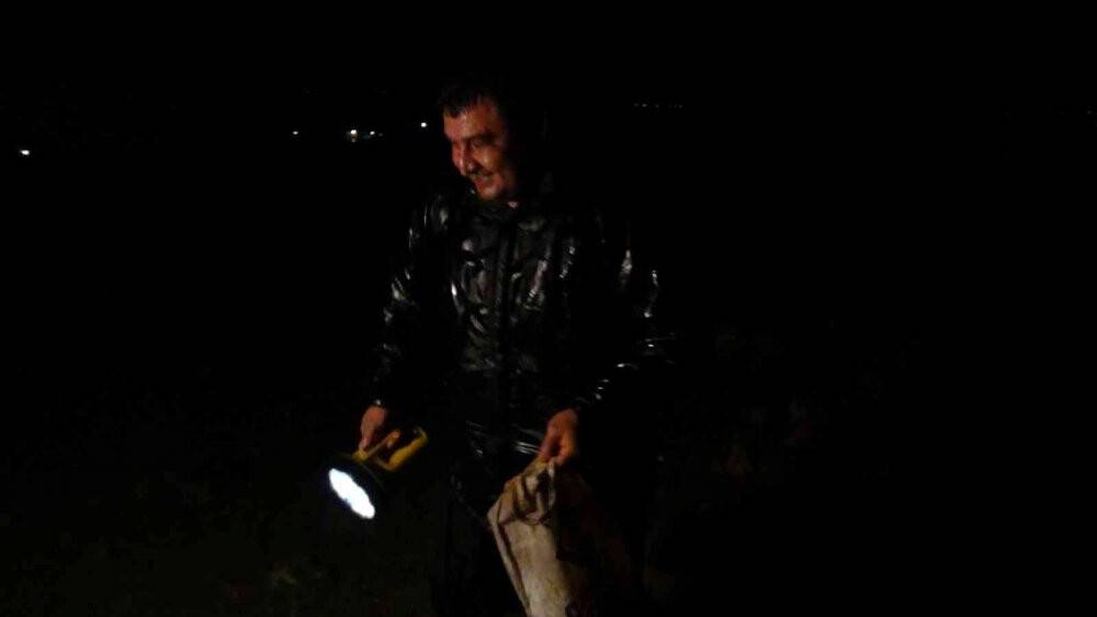 Gece dağda yağmurda onun peşindeler