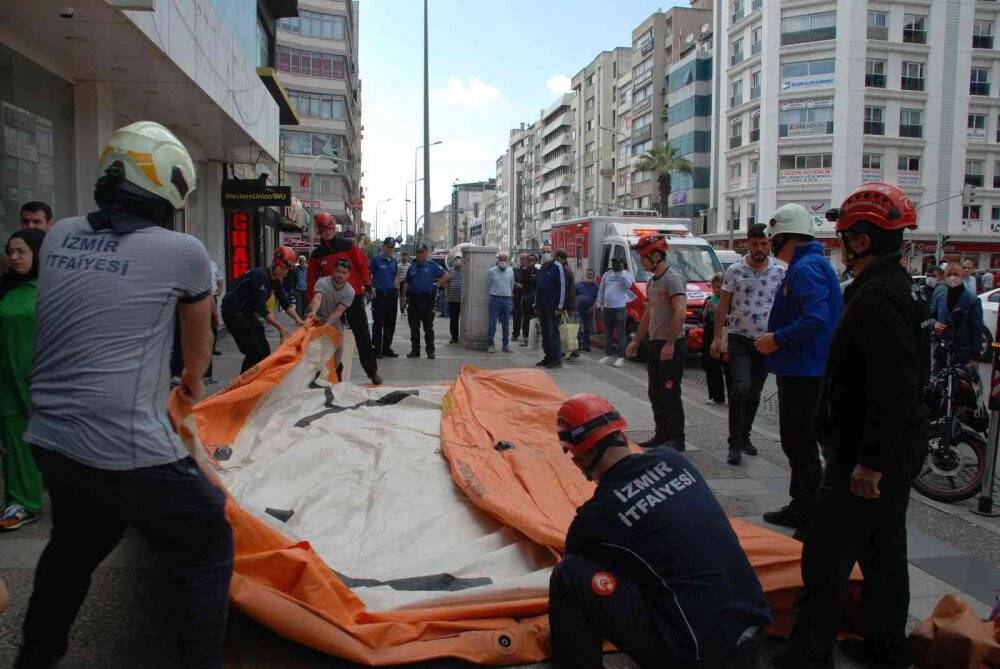 Genç adam çatıya çıktı, vatandaşlar canlı yayın yaptı