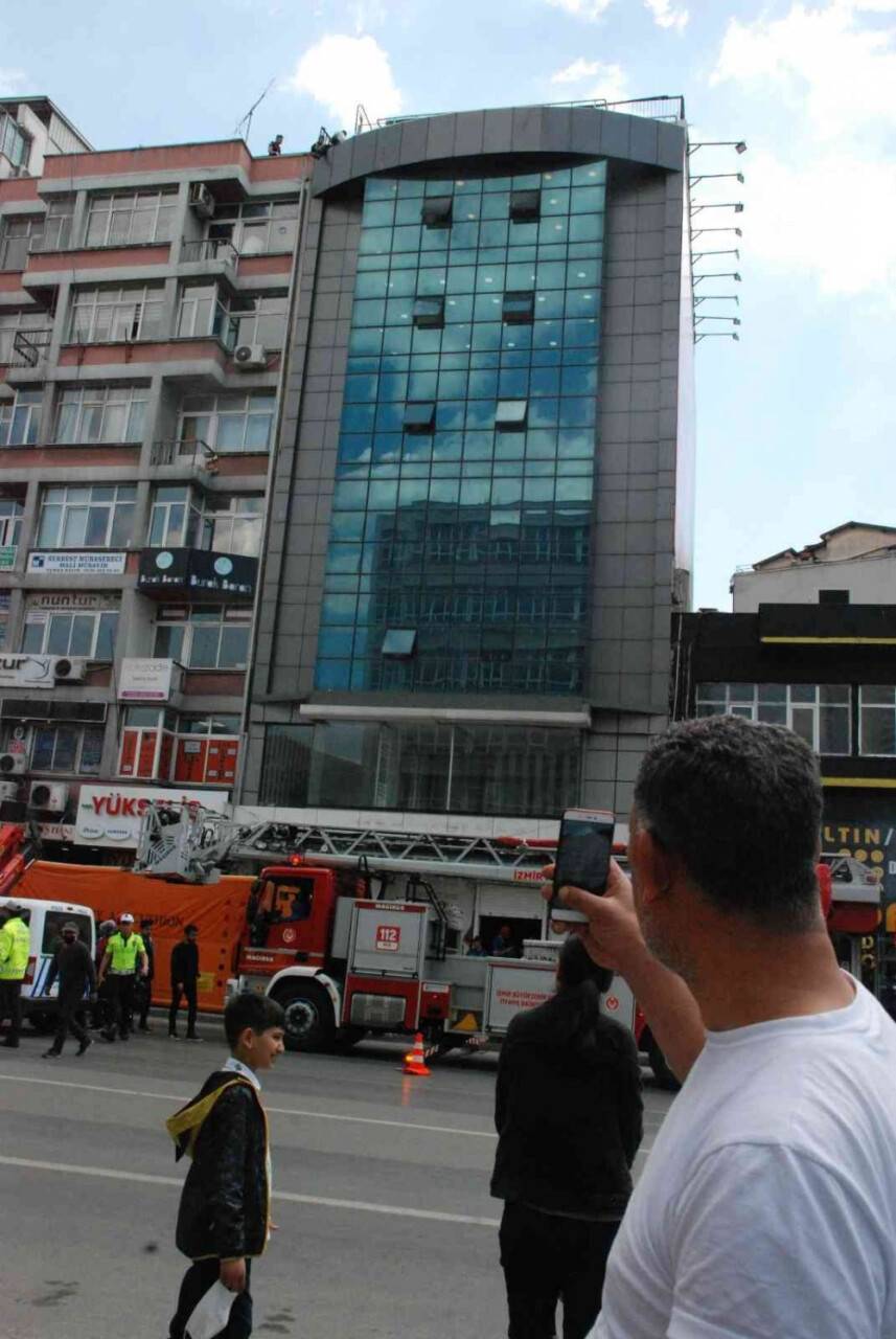 Genç adam çatıya çıktı, vatandaşlar canlı yayın yaptı