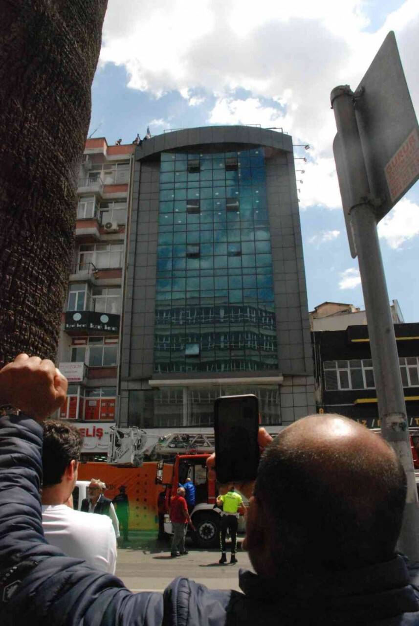 Genç adam çatıya çıktı, vatandaşlar canlı yayın yaptı