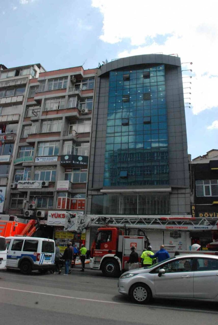 Genç adam çatıya çıktı, vatandaşlar canlı yayın yaptı
