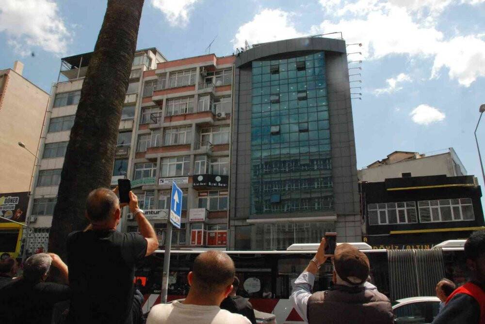 Genç adam çatıya çıktı, vatandaşlar canlı yayın yaptı
