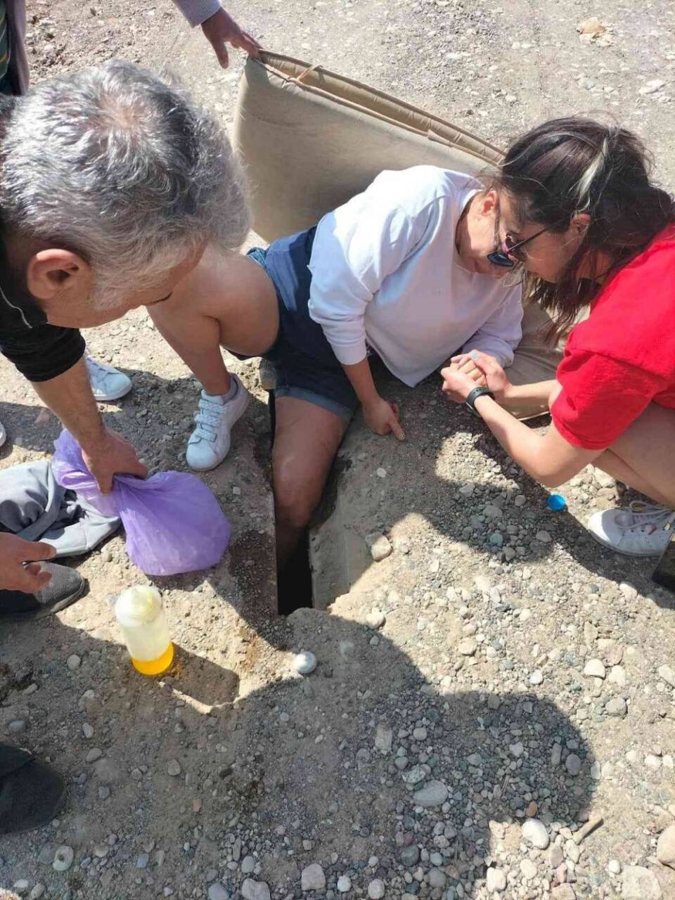 Köprüde ayağı sıkışan kadını itfaiye kurtardı