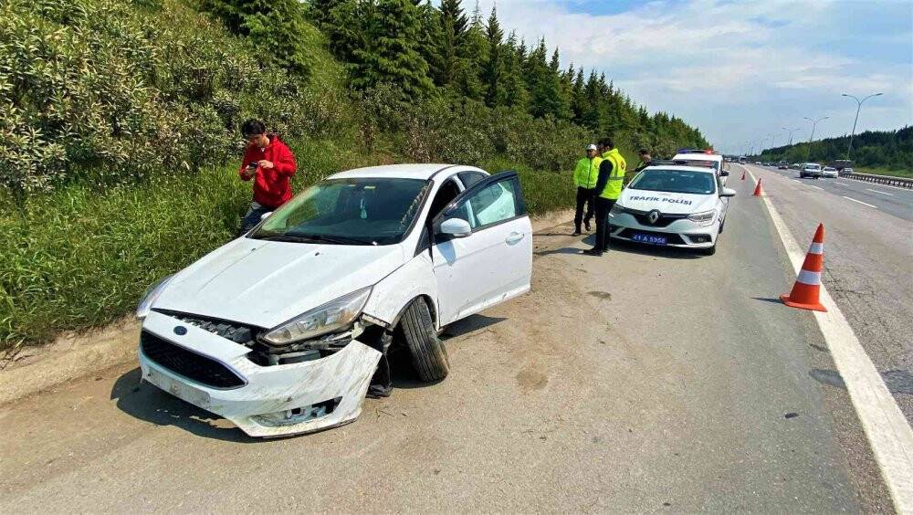 TEM’e düşen taş kazaya sebep oldu: 2 yaralı