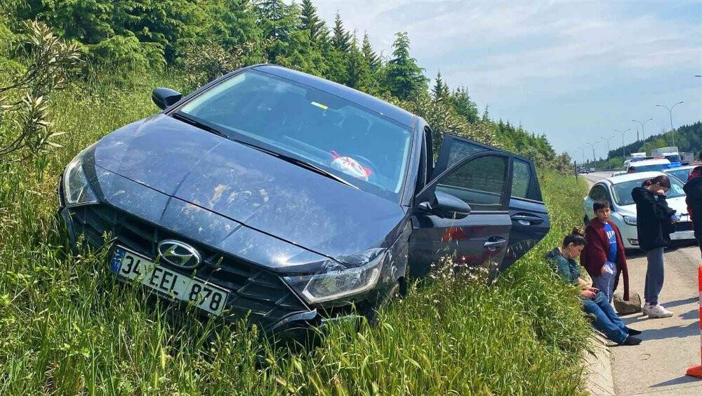 TEM’e düşen taş kazaya sebep oldu: 2 yaralı