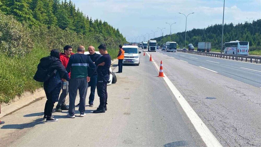 TEM’e düşen taş kazaya sebep oldu: 2 yaralı
