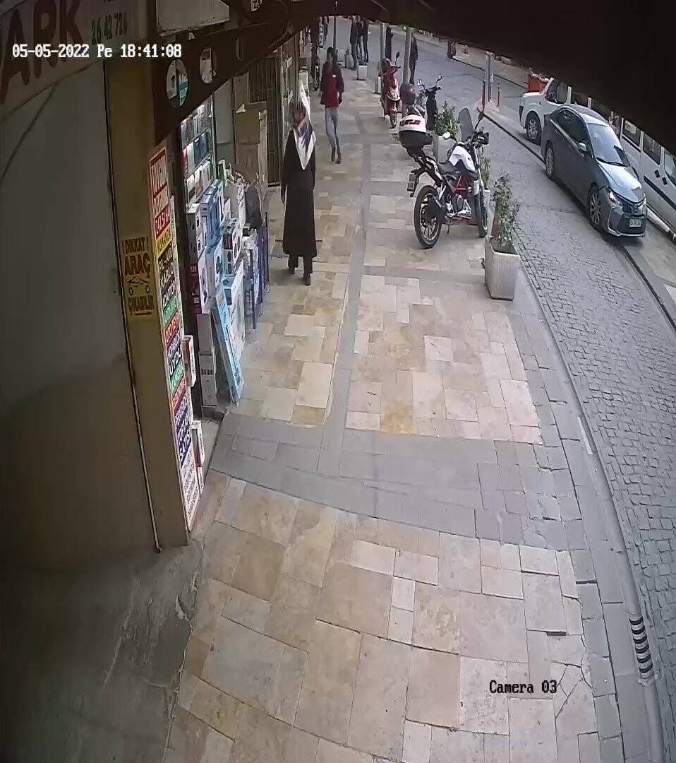 Bacağına saplanan bıçakla kaçıp canını kurtarmaya çalıştı