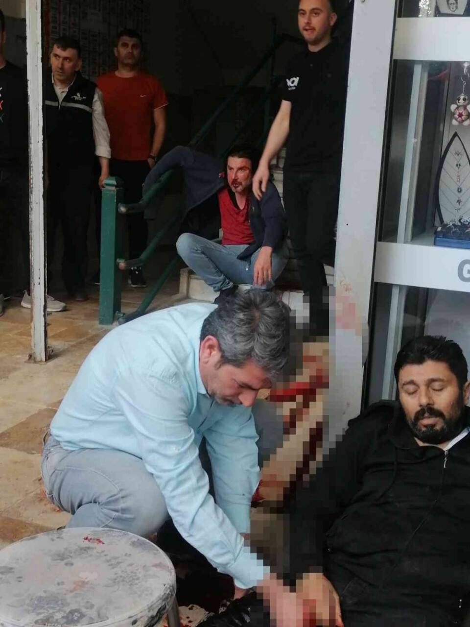 Bacağına saplanan bıçakla kaçıp canını kurtarmaya çalıştı