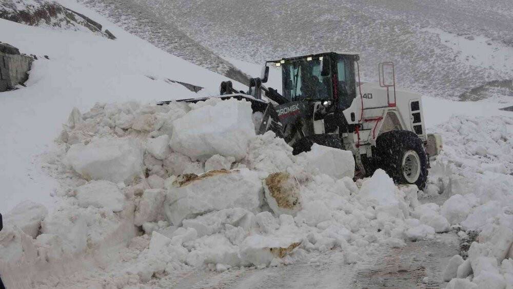 Bitlis’teki kar yağışı Nemrut yolunun açılmasına engel oldu