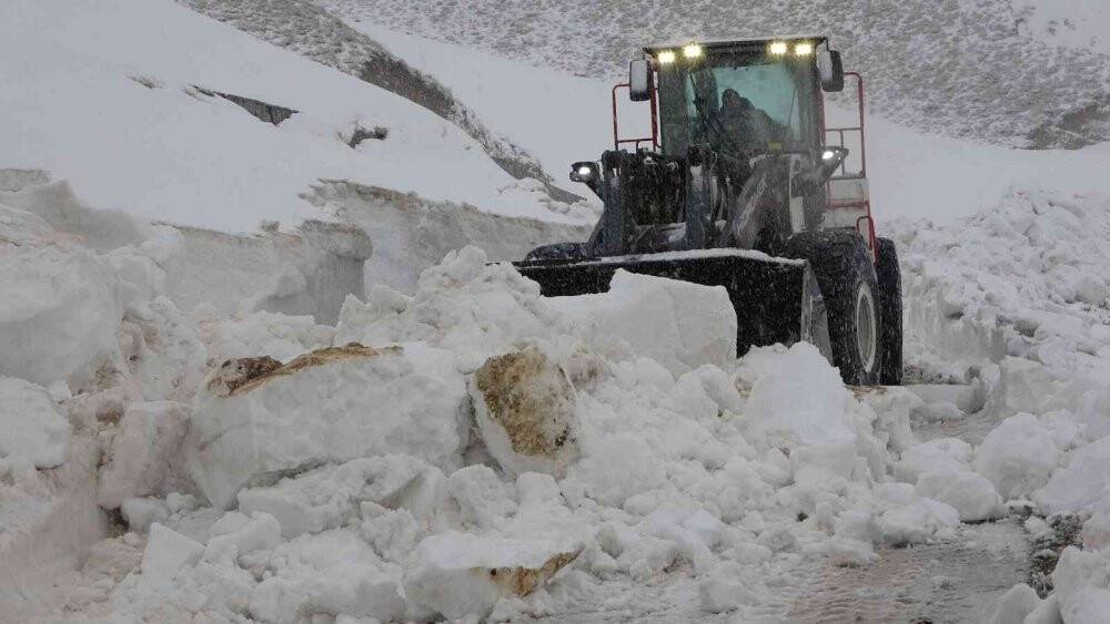 Bitlis’teki kar yağışı Nemrut yolunun açılmasına engel oldu