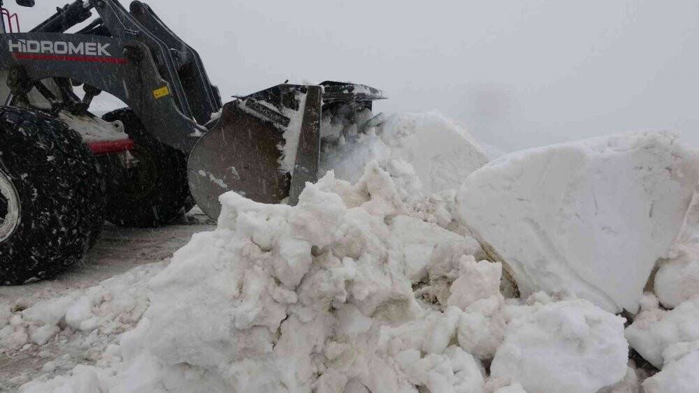 Bitlis’teki kar yağışı Nemrut yolunun açılmasına engel oldu