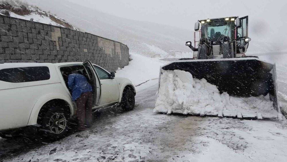 Bitlis’teki kar yağışı Nemrut yolunun açılmasına engel oldu