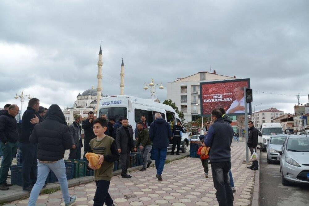 Fırınlar greve girdi, vatandaş ekmek dağıttı