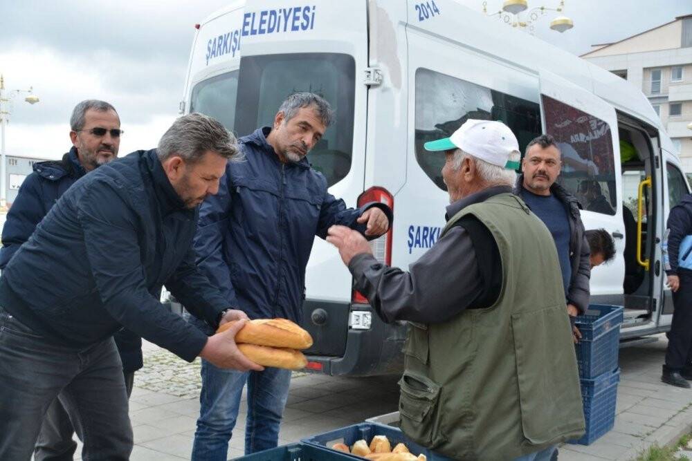 Fırınlar greve girdi, vatandaş ekmek dağıttı