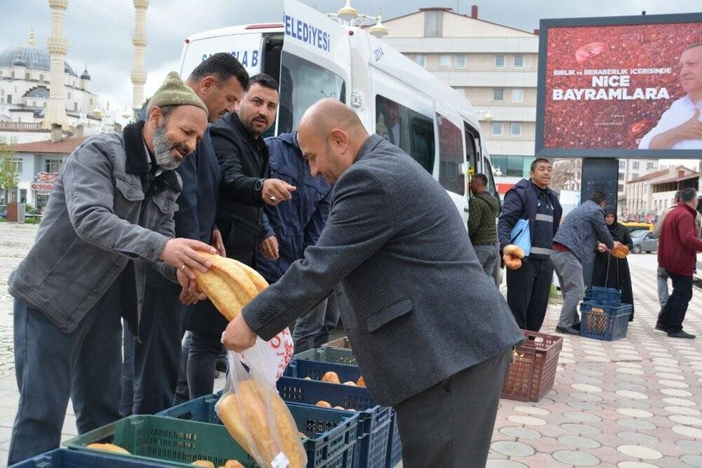 Fırınlar greve girdi, vatandaş ekmek dağıttı