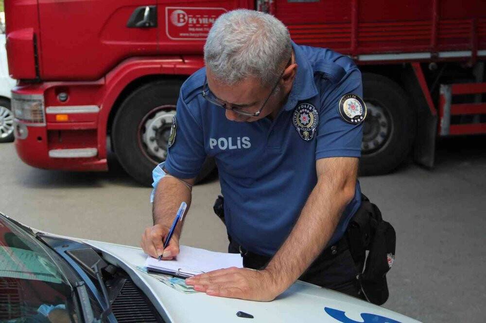 Genç çiftçi bulduğu parayı polise teslim etti
