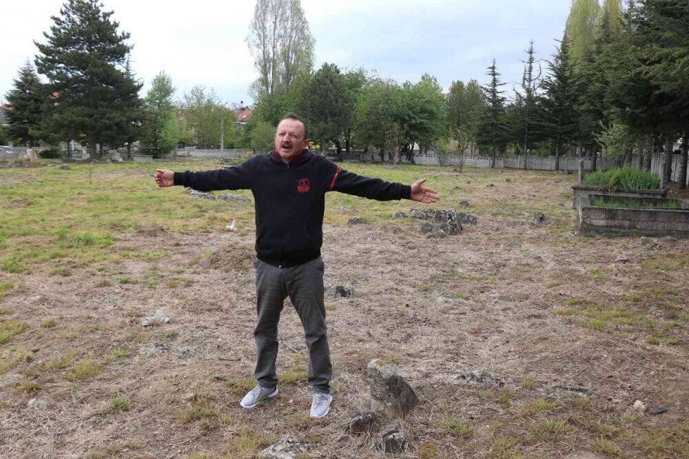 Mezarlıktan yol geçmemesi için iş makinesinin altına yattı