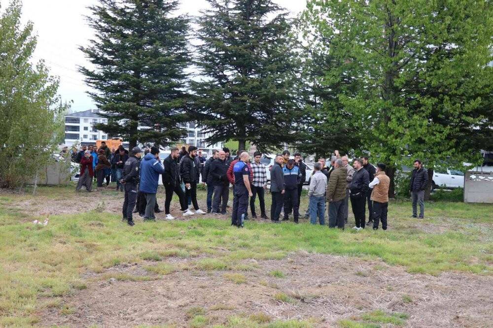 Mezarlıktan yol geçmemesi için iş makinesinin altına yattı