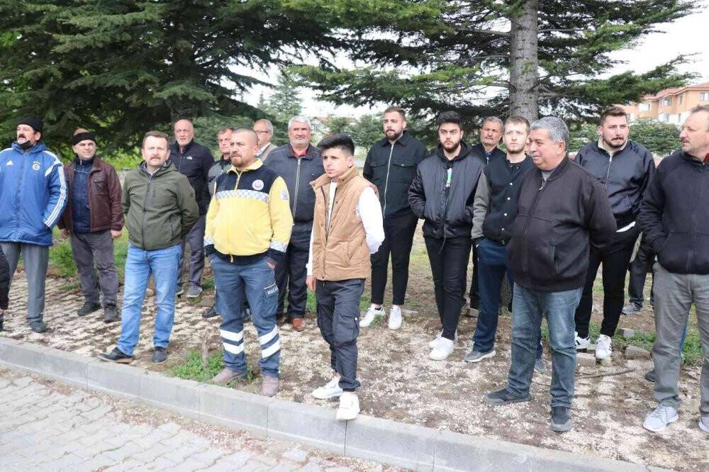 Mezarlıktan yol geçmemesi için iş makinesinin altına yattı