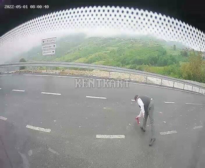 Otobüsü durdurup Türk bayrağını yerde bırakmayan şoför o anları anlattı