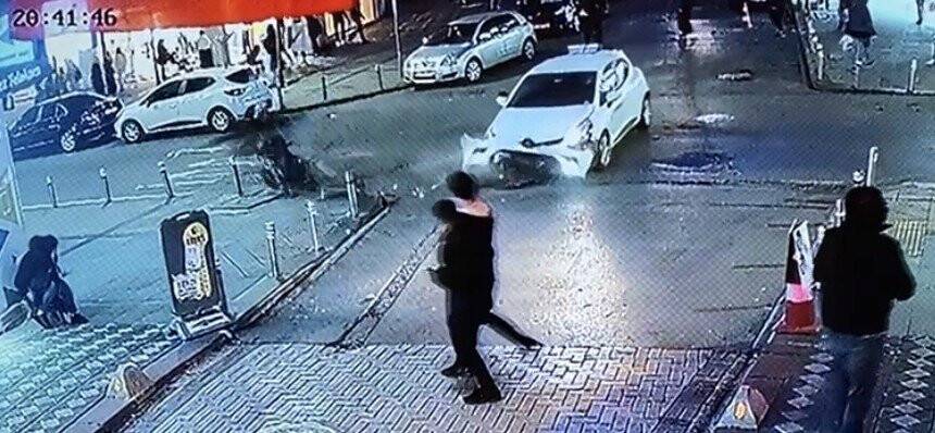 Motosikletli gençlerin havaya fırladığı feci kaza kamerada