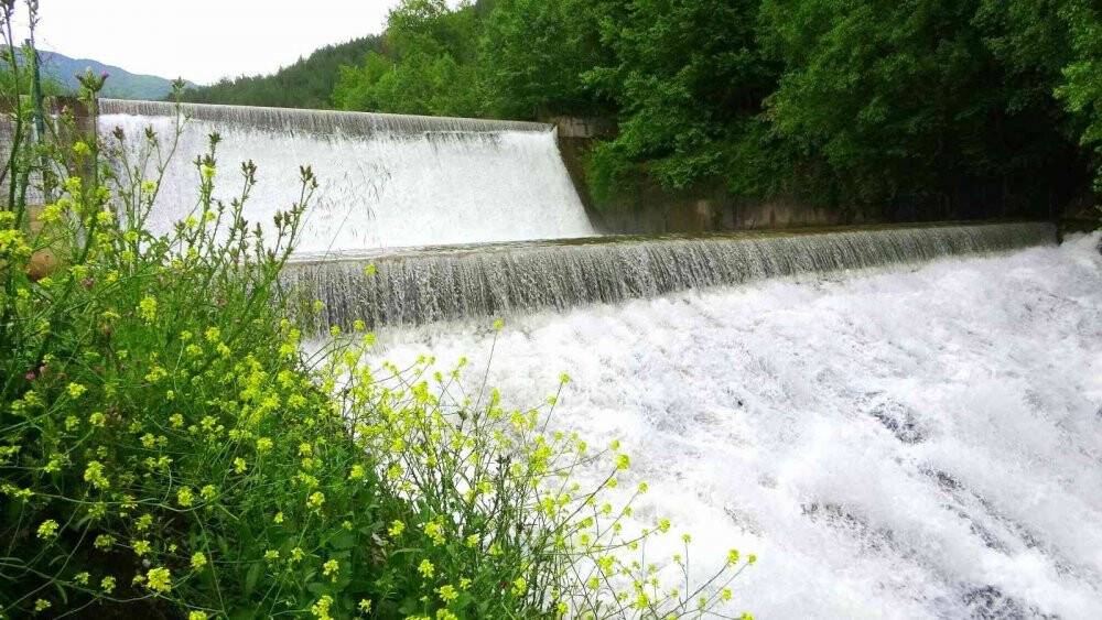 Şiddetli sağanakla birlikte debisi artan şelale görsel şölen sundu