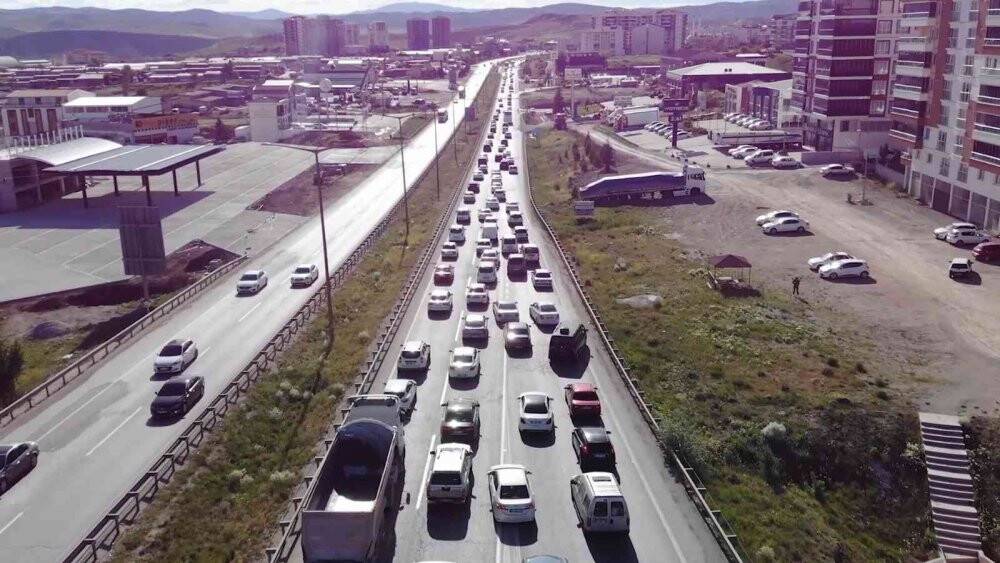 43 ilin geçiş noktasında trafik yoğunluğu