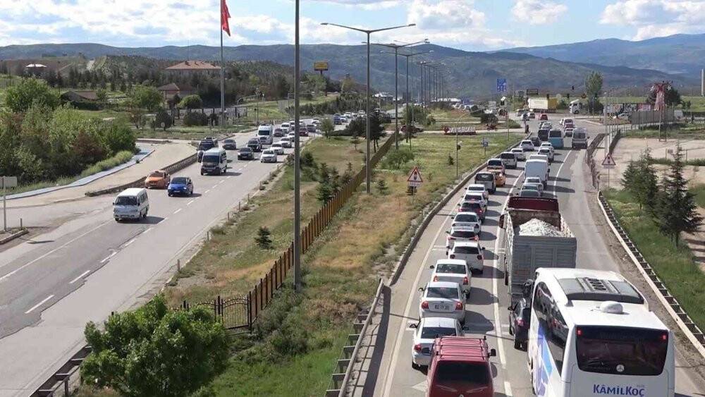 43 ilin geçiş noktasında trafik yoğunluğu