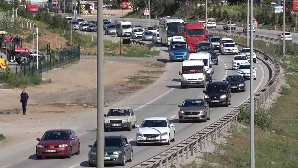 43 ilin geçiş noktasında trafik yoğunluğu