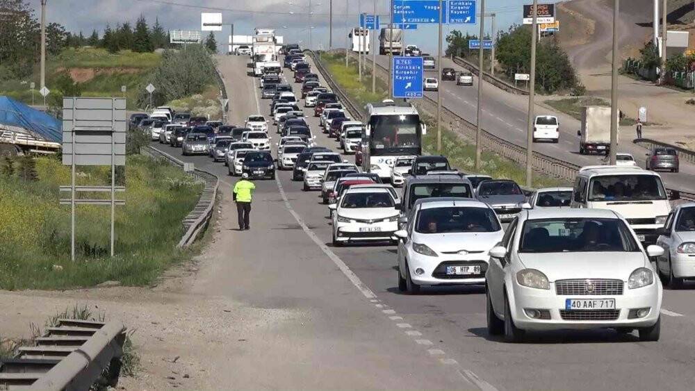 43 ilin geçiş noktasında trafik yoğunluğu