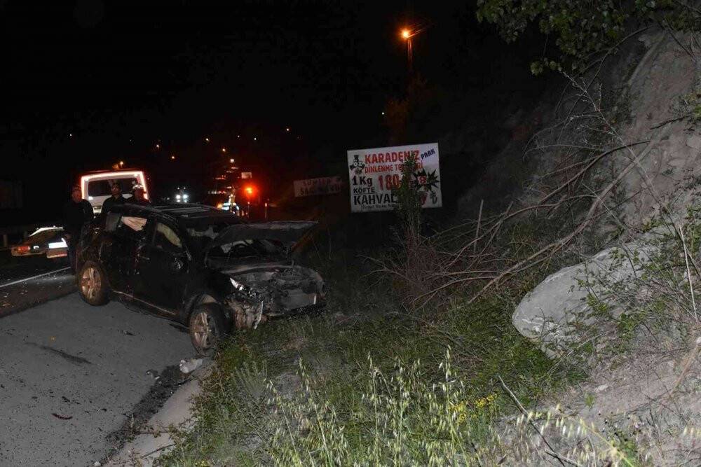İki otomobil çarpıştı, sürücü olay yerinden kaçtı
