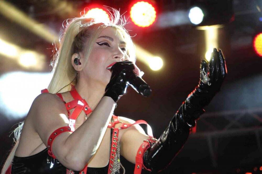 Hande Yener Batman Petrolspor’un şampiyonluk kutlamaları için sahneye çıktı