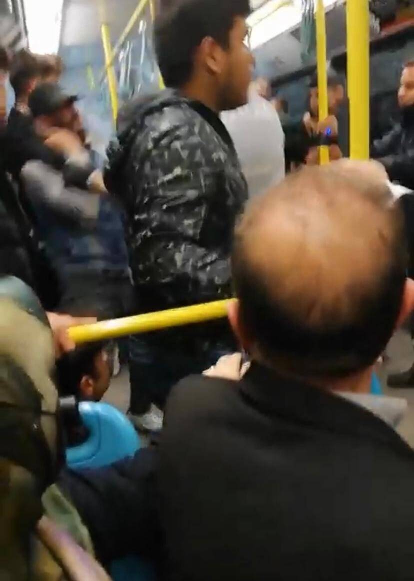 Metroda tekme tokatlı  sigara içme kavgası