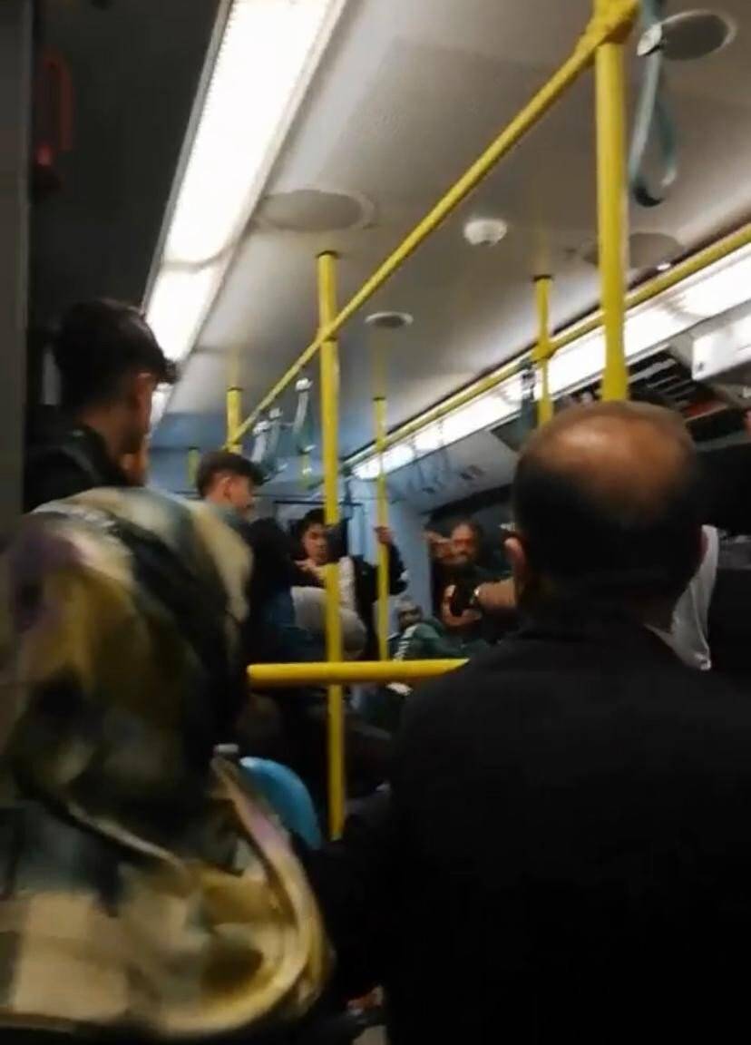 Metroda tekme tokatlı  sigara içme kavgası