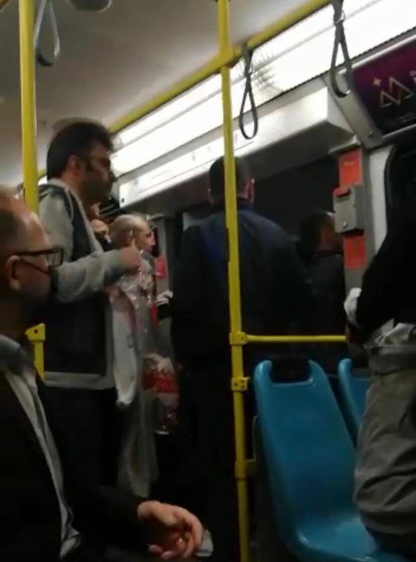 Metroda tekme tokatlı  sigara içme kavgası