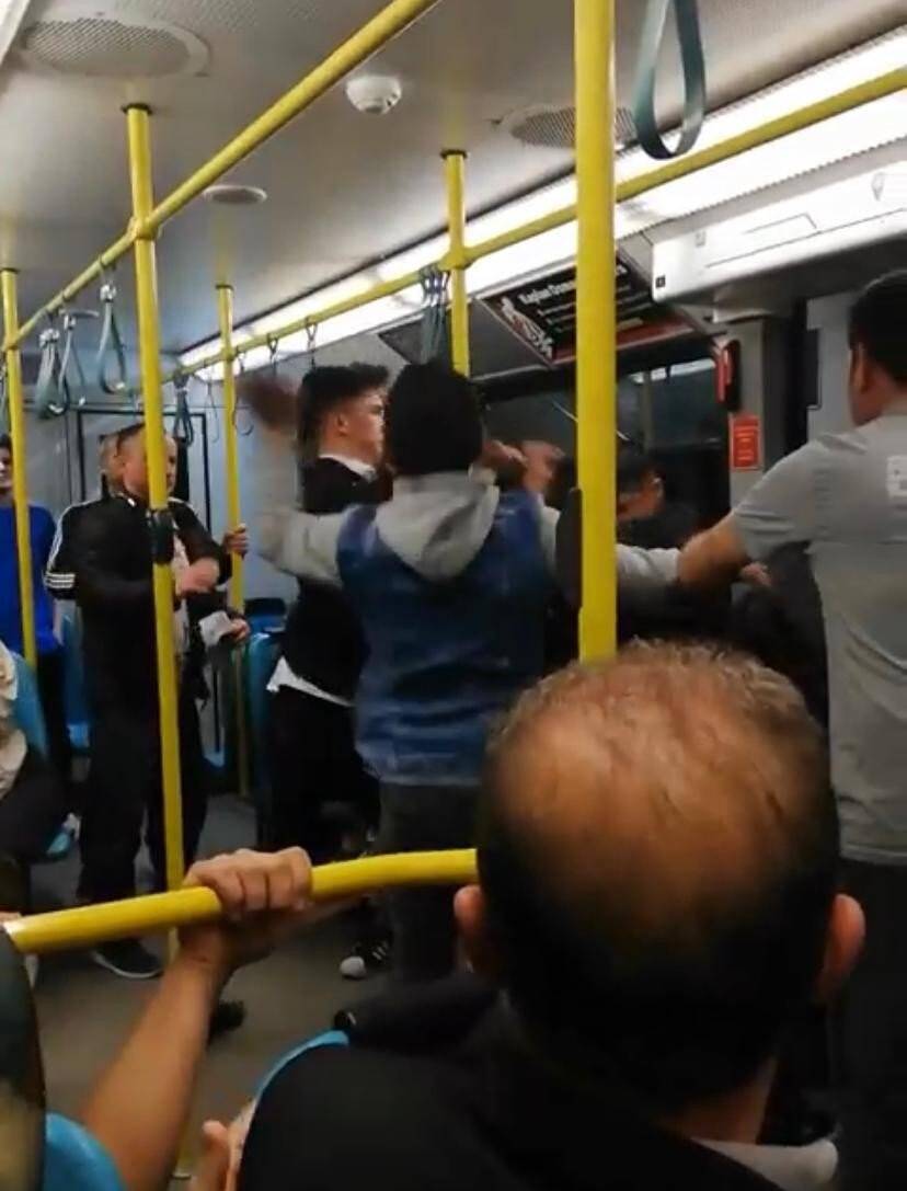 Metroda tekme tokatlı  sigara içme kavgası