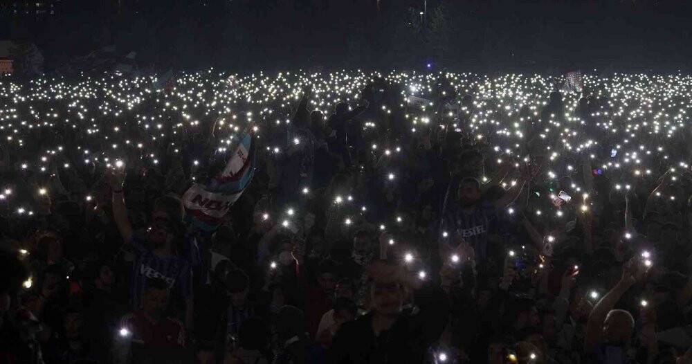 Trabzonspor’un şampiyonluk kutlamasında ışık şov